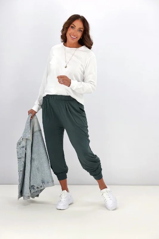 Women's High - Waisted Tight Trousers with Side Slits in Beige for a Trendy LookBetty Basics Paris Pant Dusty Green Women's High - Waisted Tight Trousers with Side Slits in Beige for a Trendy LookBetty Basics Paris Pant Dusty Green