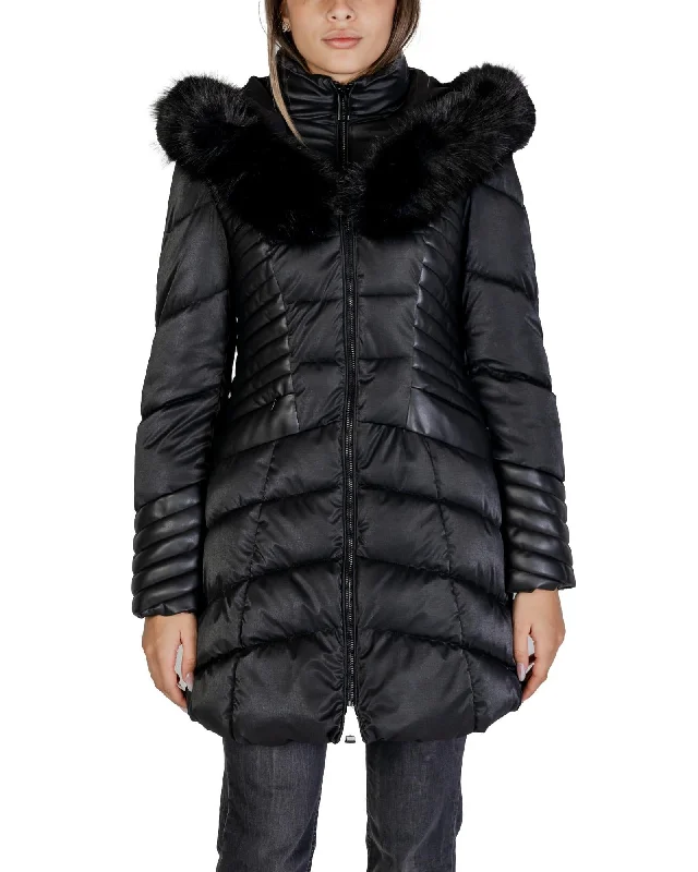 Checkered women's wool coats in a classic pattern for a timeless styleGuess Hooded Long Sleeve Zip-Up Jacket with Front Pockets Checkered women's wool coats in a classic pattern for a timeless styleGuess Hooded Long Sleeve Zip-Up Jacket with Front Pockets