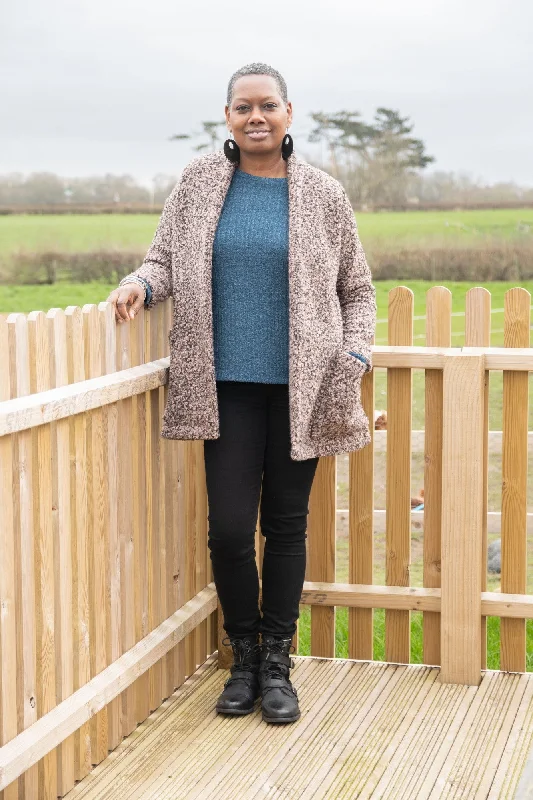 Long women's mac coats in a lightweight fabric for spring showersBobbins and Buttons Yvonne Coatigan Long women's mac coats in a lightweight fabric for spring showersBobbins and Buttons Yvonne Coatigan