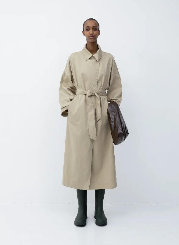 Mid - length women's down coats in a slim fit for a modern and sleek appearanceClassic trench coat | beige Mid - length women's down coats in a slim fit for a modern and sleek appearanceClassic trench coat | beige