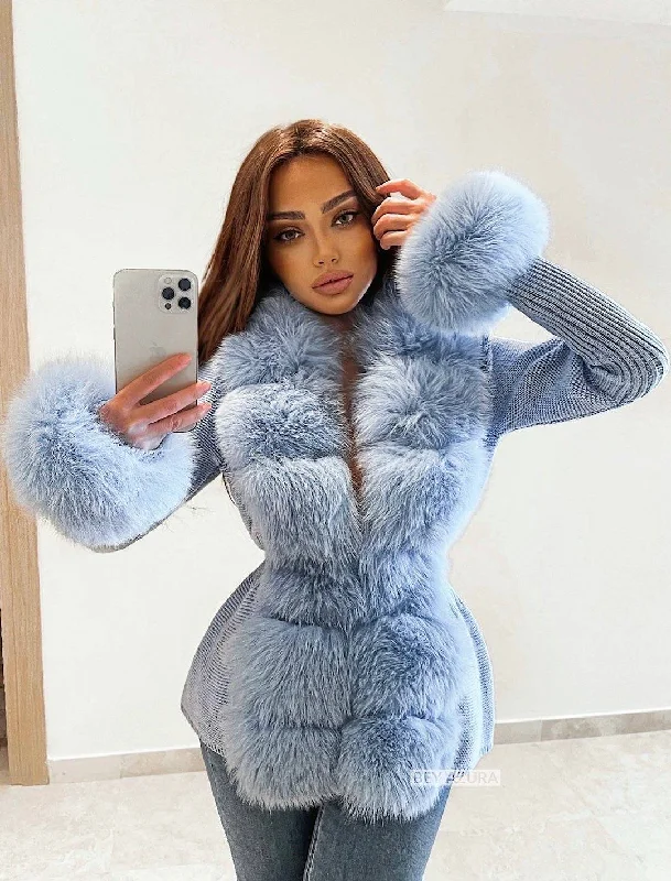 Mid - length women's down coats in a slim fit for a modern and sleek appearanceDetachable Fox Fur Trimmed Ribbed Knit Sweater Mid - length women's down coats in a slim fit for a modern and sleek appearanceDetachable Fox Fur Trimmed Ribbed Knit Sweater