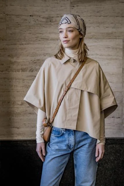 Water - resistant women's trench coats with adjustable cuffs for rainy daysFibre Mood Delma Cape