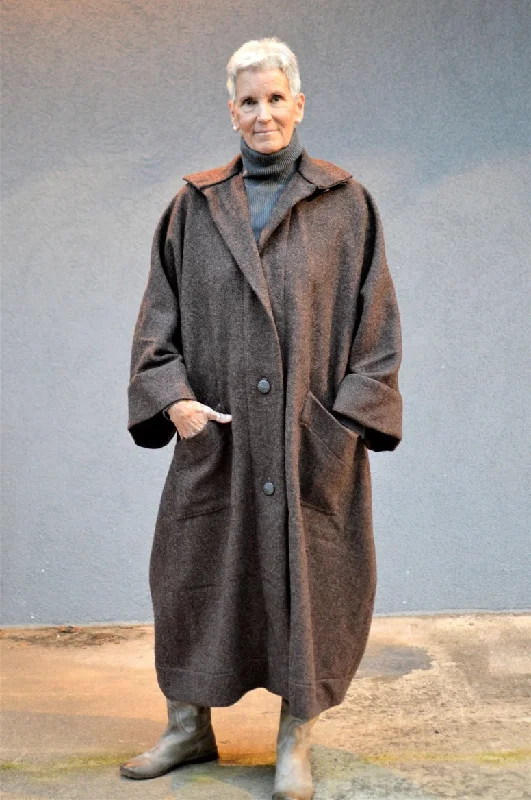 Petite women's wool blend coats with a tailored fit for a flattering silhouetteFolkwear Basics Overcoat Petite women's wool blend coats with a tailored fit for a flattering silhouetteFolkwear Basics Overcoat