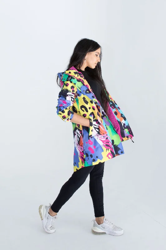 Long women's mac coats in a lightweight fabric for spring showersNeon safari mesh-lined parka Long women's mac coats in a lightweight fabric for spring showersNeon safari mesh-lined parka