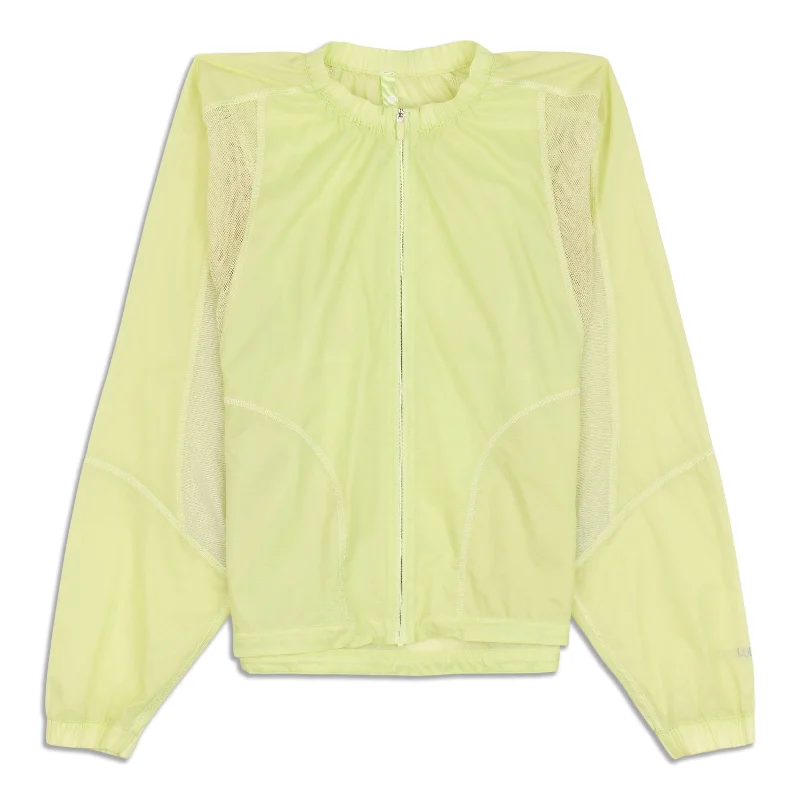 Mid - length women's down coats in a slim fit for a modern and sleek appearanceWith the Breeze Jacket