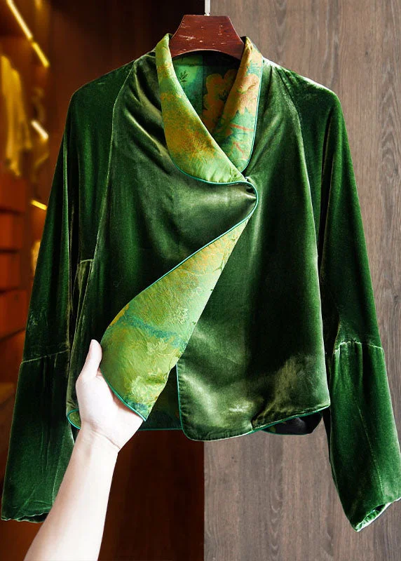 Long women's mac coats in a lightweight fabric for spring showersFitted Green Silk Velour Coats Notched Long Sleeve Long women's mac coats in a lightweight fabric for spring showersFitted Green Silk Velour Coats Notched Long Sleeve