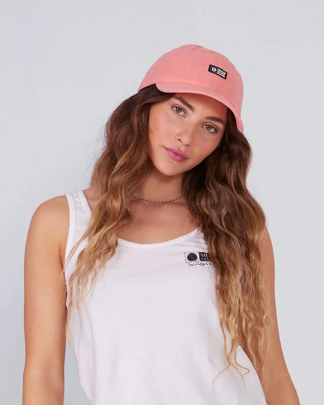 Women's quilted puffer jackets in a cropped silhouette for a modern twistBeached Dad Hat - Coral Women's quilted puffer jackets in a cropped silhouette for a modern twistBeached Dad Hat - Coral