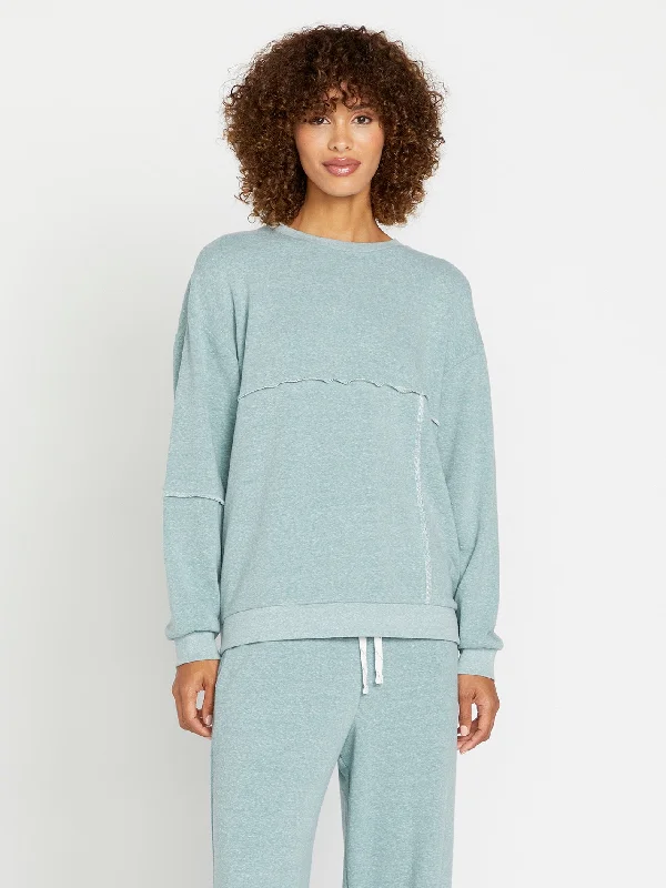 Women's cropped down jackets in bold colors for a sporty and fashionable winter outfitLived in Lounge Frenchie Crew - Deep Sea Women's cropped down jackets in bold colors for a sporty and fashionable winter outfitLived in Lounge Frenchie Crew - Deep Sea