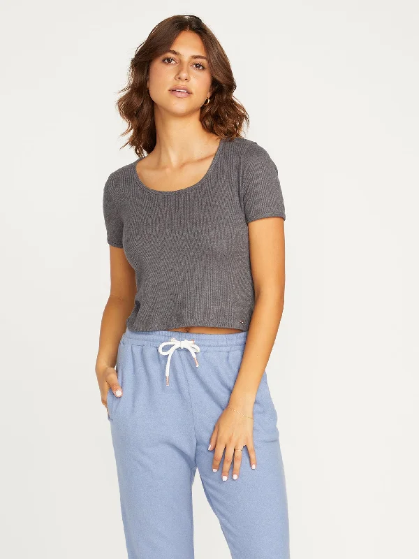 Women's cropped down jackets in bold colors for a sporty and fashionable winter outfitLived in Lounge Scoop Short Sleeve Shirt - Black Women's cropped down jackets in bold colors for a sporty and fashionable winter outfitLived in Lounge Scoop Short Sleeve Shirt - Black