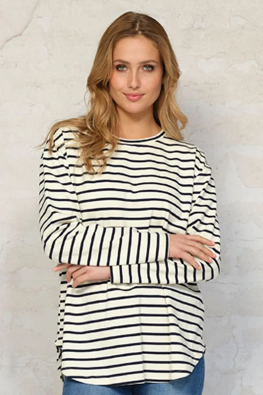 Women's cropped sweatshirt with a lace - trimmed hem for a romantic lookMarley Sweatshirt 2534 | Navy | Sweatshirt fra Prepair