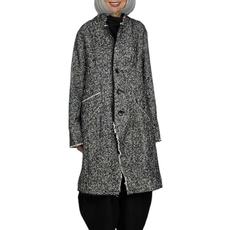Long women's mac coats in a lightweight fabric for spring showersTAILORED TWEED COAT Long women's mac coats in a lightweight fabric for spring showersTAILORED TWEED COAT
