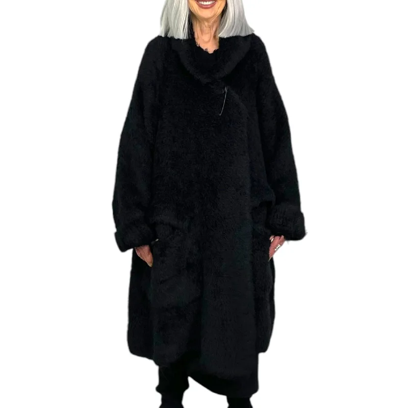 Checkered women's wool coats in a classic pattern for a timeless styleKNIT COAT W/PIN Checkered women's wool coats in a classic pattern for a timeless styleKNIT COAT W/PIN