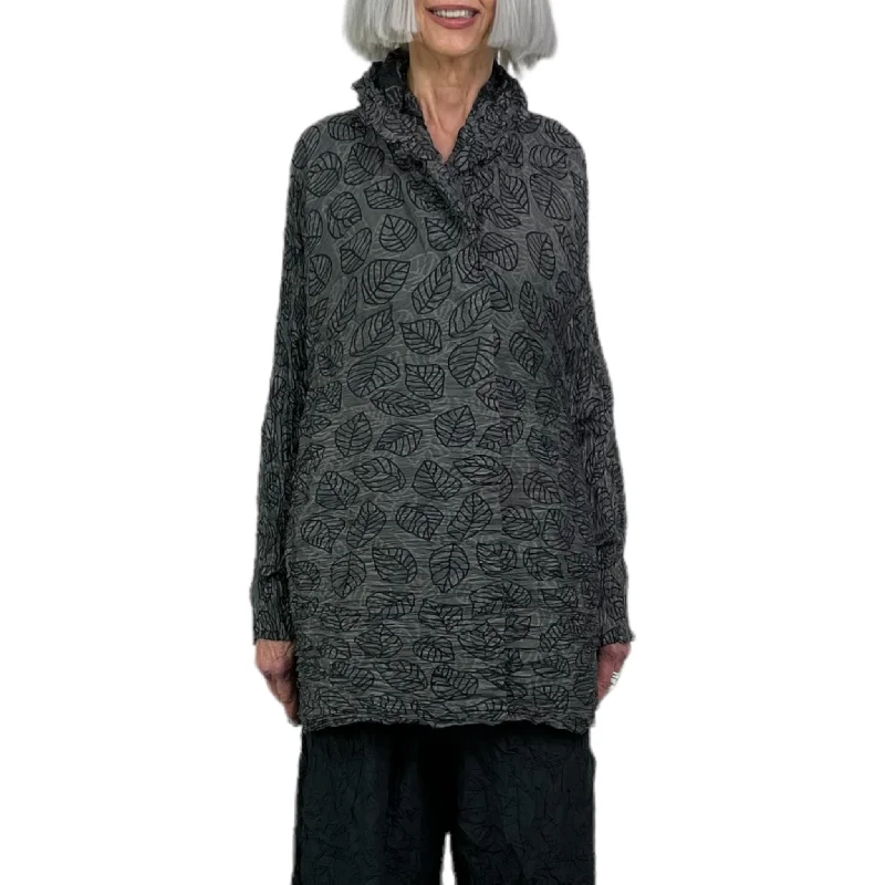 Women's denim jackets with a patchwork design for a bohemian and artsy styleLEAF PRINT PLEATED LONG JACKET Women's denim jackets with a patchwork design for a bohemian and artsy styleLEAF PRINT PLEATED LONG JACKET