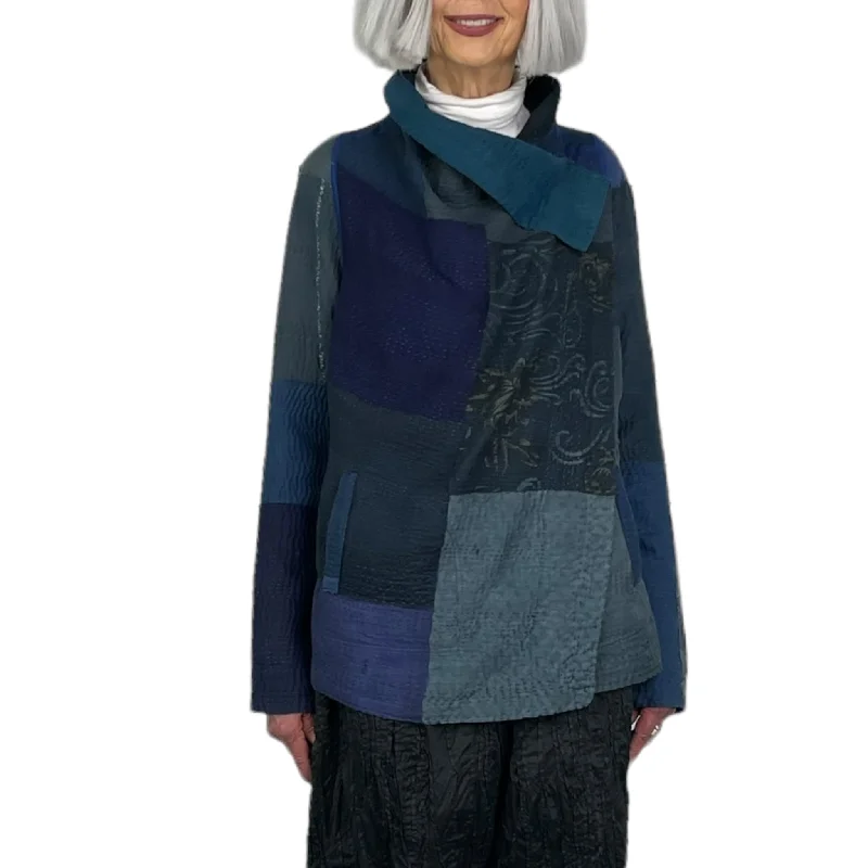 Women's quilted puffer jackets in a cropped silhouette for a modern twistFRAYED PATCH DRAPE COLLAR JACKET Women's quilted puffer jackets in a cropped silhouette for a modern twistFRAYED PATCH DRAPE COLLAR JACKET