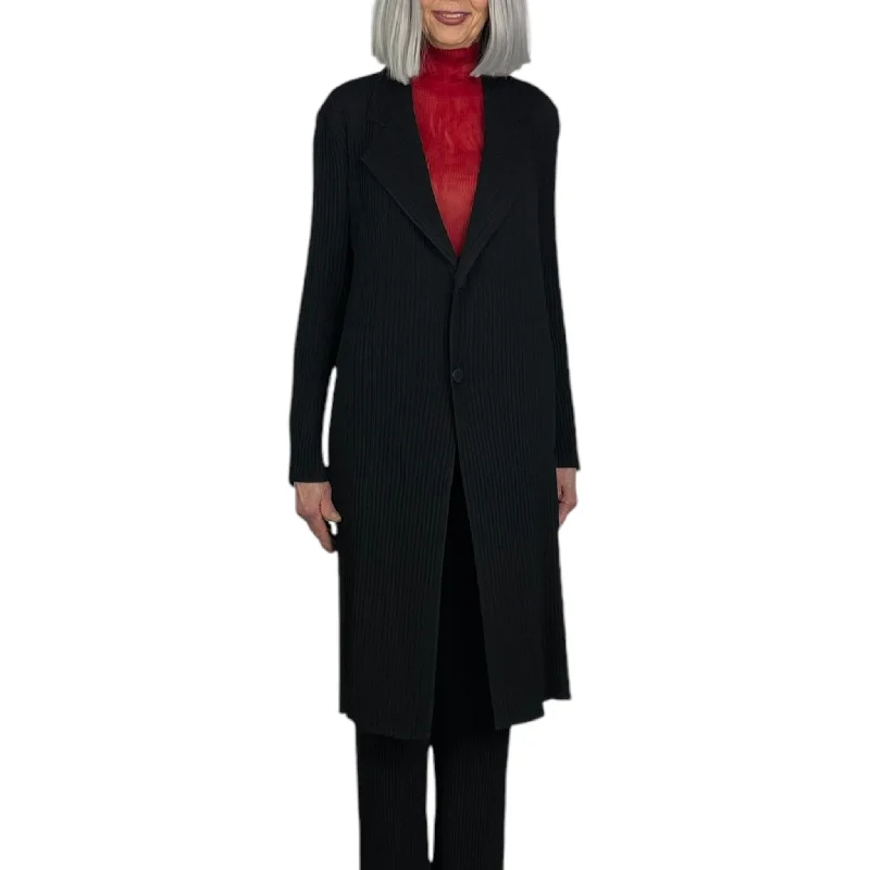 Mid - length women's down coats in a slim fit for a modern and sleek appearanceHATCHING PLEATS COAT Mid - length women's down coats in a slim fit for a modern and sleek appearanceHATCHING PLEATS COAT