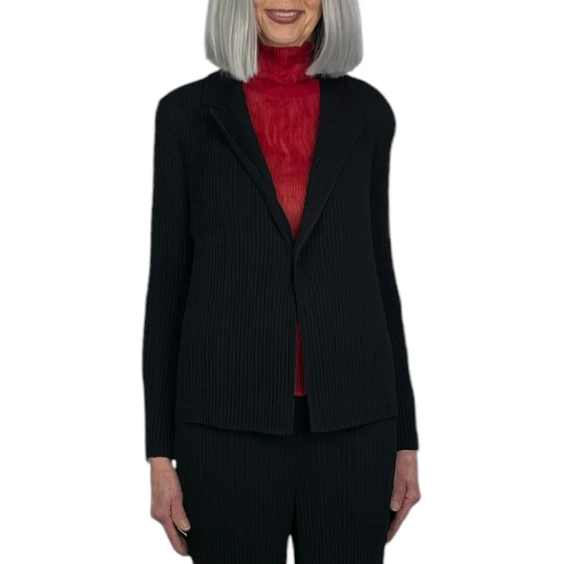 Women's cropped down jackets in bold colors for a sporty and fashionable winter outfitHATCHNG PLEATS JACKET Women's cropped down jackets in bold colors for a sporty and fashionable winter outfitHATCHNG PLEATS JACKET