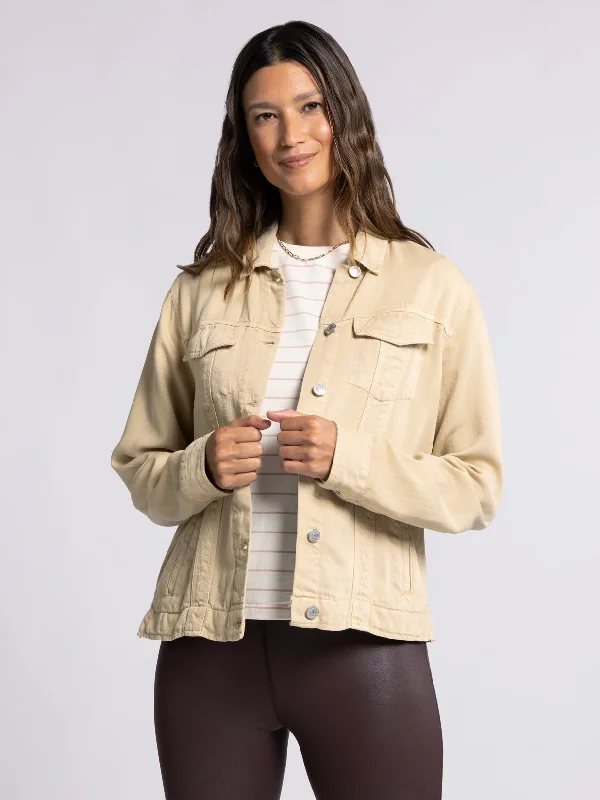 Mid - length women's down coats in a slim fit for a modern and sleek appearanceJACKIE JACKET Mid - length women's down coats in a slim fit for a modern and sleek appearanceJACKIE JACKET
