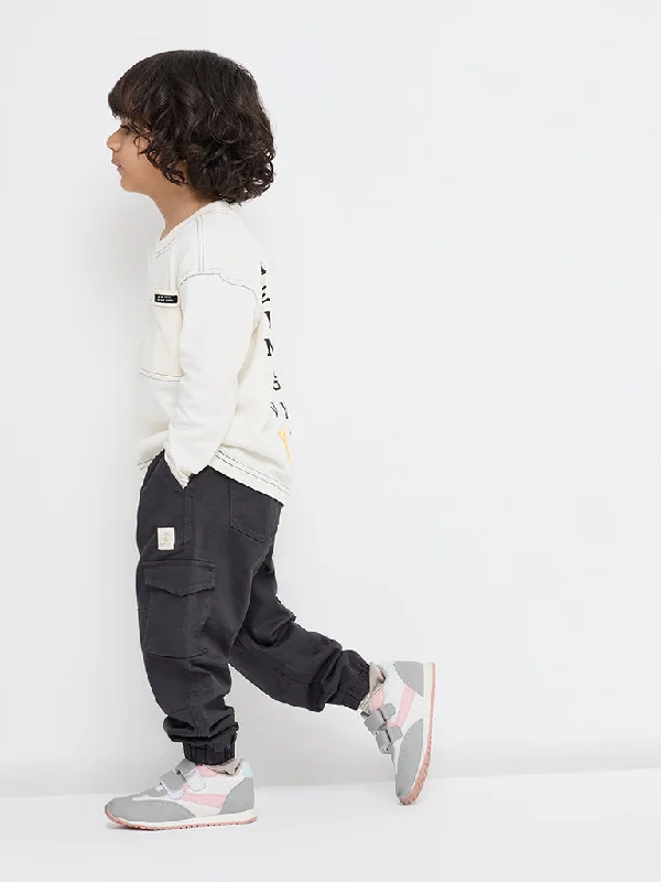 Sheer mesh panel polo shirt for a trendy twistHOP Kids Black Cargo-Style Mid-Rise Joggers Sheer mesh panel polo shirt for a trendy twistHOP Kids Black Cargo-Style Mid-Rise Joggers
