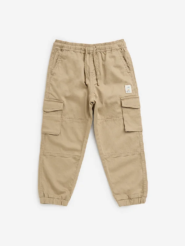 Polo shirt with a scalloped hem for a feminine detailHOP Kids Taupe Cargo-Style Mid-Rise Joggers Polo shirt with a scalloped hem for a feminine detailHOP Kids Taupe Cargo-Style Mid-Rise Joggers