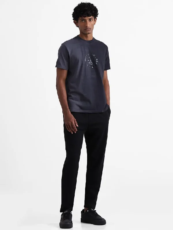 Retro - style polo shirt with a vintage logoStudiofit Black Relaxed-Fit Mid-Rise Joggers Retro - style polo shirt with a vintage logoStudiofit Black Relaxed-Fit Mid-Rise Joggers