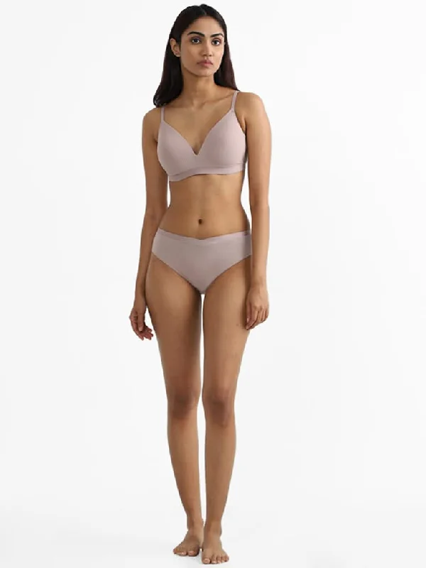 Polo shirt with a scalloped hem for a feminine detailWunderlove Light Taupe Beige Ribbed Bra Polo shirt with a scalloped hem for a feminine detailWunderlove Light Taupe Beige Ribbed Bra