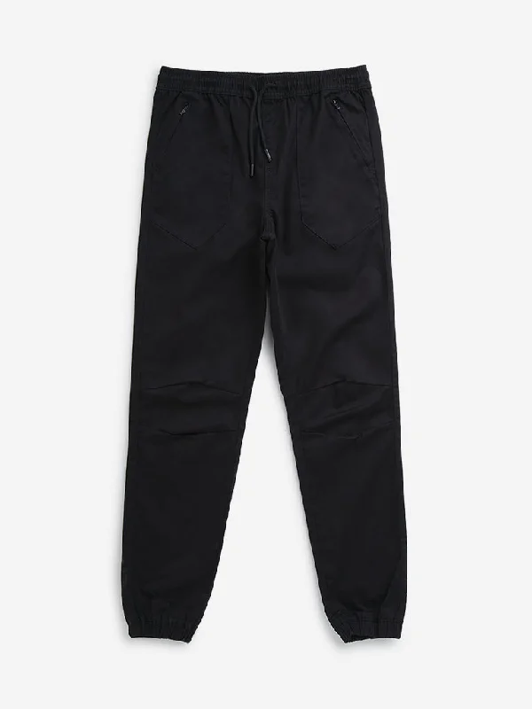 Polo shirt with a scalloped hem for a feminine detailY&F Kids Black Solid Mid-Rise Cotton Blend Joggers Polo shirt with a scalloped hem for a feminine detailY&F Kids Black Solid Mid-Rise Cotton Blend Joggers