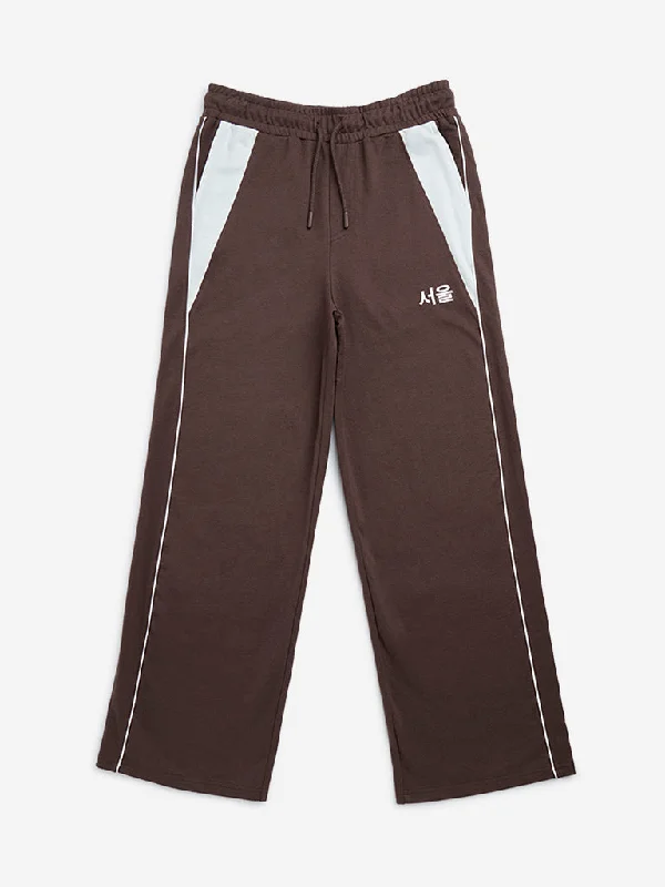 Polo shirt with a detachable hood for added versatilityY&F Kids Brown Mid-Rise Track Pants